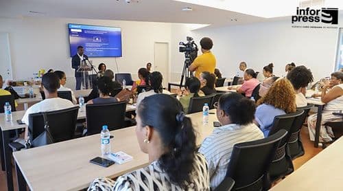 Artur Veiga destaca “trabalho dedicado” da equipa do Banco de Leite Humano em seminário