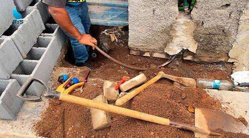 Empresa Águas de Santiago desmantela ligações ilícitas de água em edifícios no Palmarejo Grande