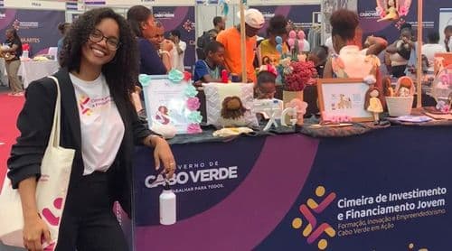 Mãos que criam sonhos: A jornada da jovem empreendedora e artesã