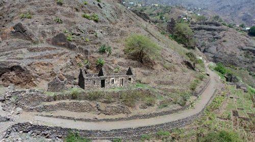 Porto Novo: Autarquia investe na recuperação das trilhas em Alto Mira para a segurança dos turistas 