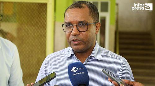 Ministro da Educação promete reforço do transporte e ampliação de escola em São Domingos