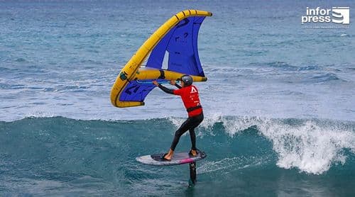 Atletas de wing-foil iniciam competição para título em Ponta Preta