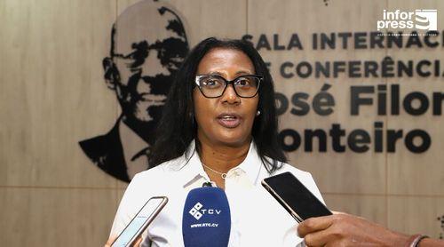   Arceolinda Monteiro exorta defesa da democracia na inauguração de sala em homenagem a José Filomeno