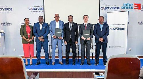 Cabo Verde e EduQA assinam contrato para implementação do PISA Escolar