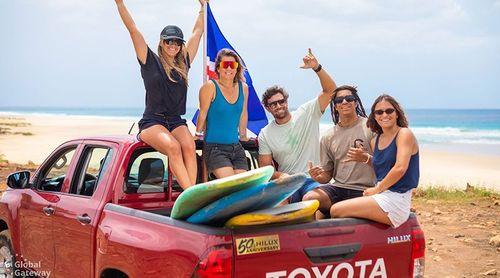 Maio: Atletas de surf e windsurf fascinados com as ondas da ilha