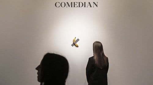 Obra de arte de Cattelan com banana colada vai a leilão por um milhão de dólares