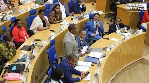 Parlamento: MpD nega que saída de jovens para estrangeiro seja sinal de colapso e falência do país