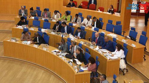 Parlamento: Deputada do PAICV pede resolução definitiva do problema dos transportes na ilha do Maio