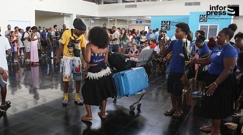 Batucadeiras transformam aeroporto da Praia em palco de celebração e ritual de acolhimento da diáspora (c/vídeo)