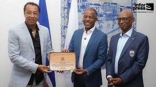 Praia: Francisco Carvalho promete continuar a apoiar Tubarões Azuis com acções concretas 