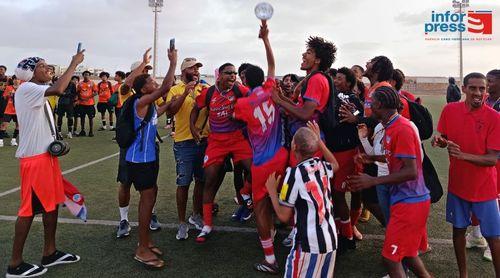 Futebol/Sal: EFIZ conquista torneio Caça Talentos e 25 jovens cumprem hoje prova frente ao Palmeira