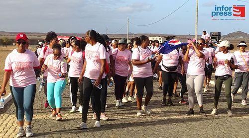 Ilha do Sal une cultura, saúde e solidariedade em caminhada rosa 