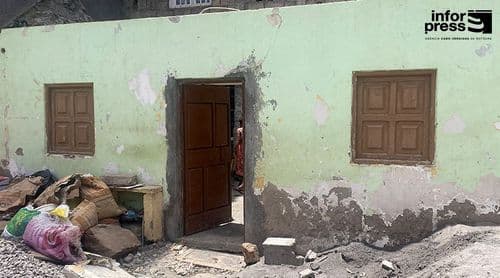 Família pede ajuda após desabamento de casa no bairro Brasil em Achada Santo António
