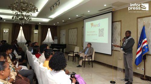 Conferencista apela à união entre jovens e educadores para juntos enfrentarem o futuro