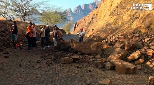 Porto Novo: Desabamento de pedras continua a condicionar a circulação na estrada Tapume – Alto Mira