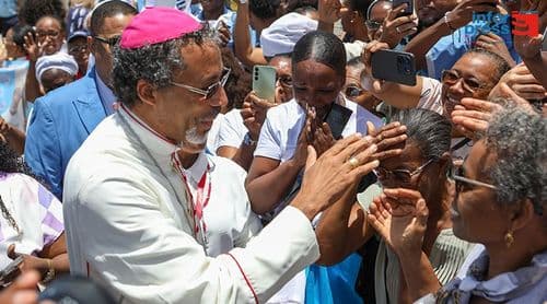 Tomada de posse do novo bispo de Santiago transferida para Estádio Nacional