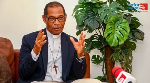 Igreja Católica celebra Missa Crismal com renovação das promessas sacerdotais e bênção dos óleos (c/vídeo)