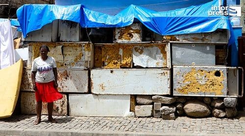 Idosa de 68 anos vive na varanda após despejo e aguarda abrigo prometido