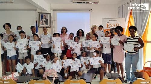 Alunos da Escola 13 de Janeiro recebe certificados de Embaixadores da Paz visando  fortalecer valores e cidadania positiva