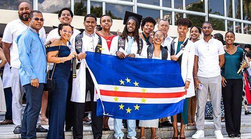Quatro estudantes Cabo-verdianos graduados em Medicina em Cuba