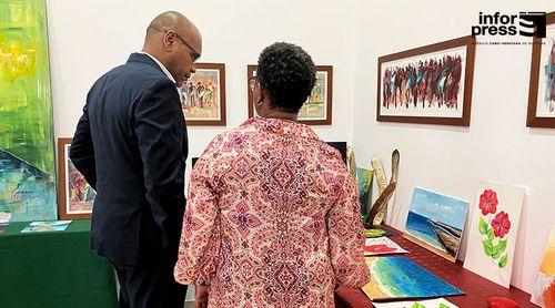 Acarinhar inaugura exposição “Quebrando Barreiras” e reforça apelo à inclusão e dignidade social