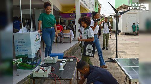 Praia: Alunos da Escola Pedro Gomes congratulam-se com feira das profissões