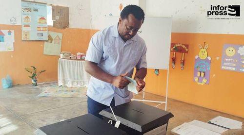 Autárquicas 2024/Mosteiros: Candidato do PAICV exerce direito de voto e espera uma “grande vitória” nessas eleições