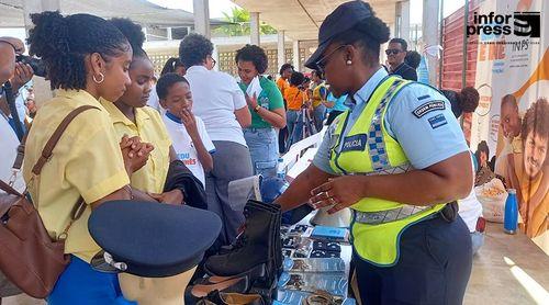 Alunos do Miraflores exploram carreiras na 8.ª Feira de Profissões