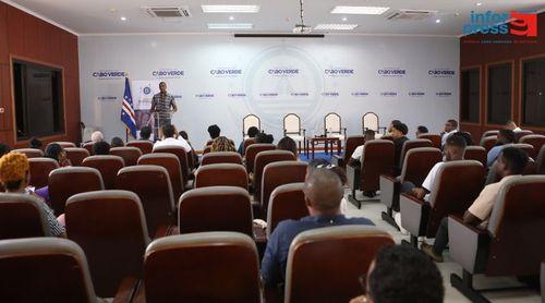 Geração B-Bright defende reforma do sistema educativo para fomentar participação dos jovens na democracia (c/áudio)