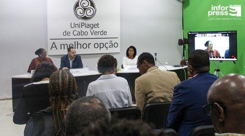 Universitaires et diplomates prônent le renforcement de la coopération dans le domaine de l'intelligence artificielle