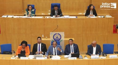 Governo e oposição divergem sobre transparência no encerramento de debate parlamentar