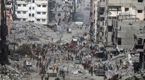 Imagens de drone mostram milhares a regressarem à principal cidade de Gaza devastada