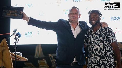 Mundial Kitesurf: Pioneiro do windsurf Josh Angulo homenageado na abertura do “GKA Kite World”