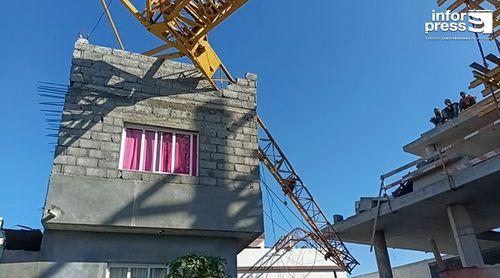 São Filipe: Grua das obras do Estádio 5 de Julho cai e atinge três moradias sem registo de feridos