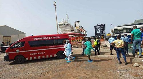 Indivíduo encontrado morto no Porto da Praia aguarda identificação de familiares na casa mortuária