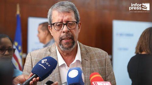 Ministro garante que processo dos 30 médicos e 40 enfermeiros com contrato está a ser finalizado (RECTIFICADA)