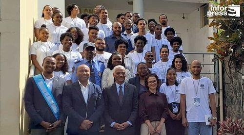 Grupo de jovens “Embaixadores dos Direitos Humanos” reunido em São Salvador do Mundo