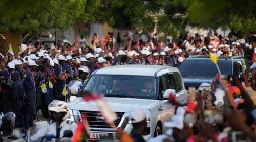 Papa/Angola: Leão XIV despede-se com banho de multidão e segue para Malabo