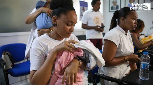 Mães realçam benefícios do aleitamento materno para um bebê
