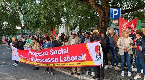 Portugal: Imigrantes juntam-se a milhares na manifestação contra legislação laboral do Governo