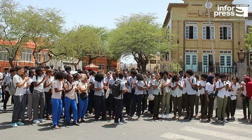 Alunos protestam contra a prova nacional de Matemática e exigem redução do seu peso na classificação final