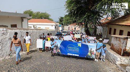 Ribeira Grande: Alunos em marcha cívica para sensibilizar população sobre protecção das crianças