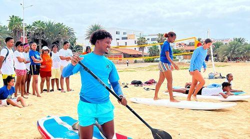 Ilha do Sal: Mês da juventude leva jovens ao mar para uma experiência de surf
