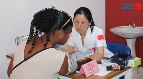 Fogo: Missão médica chinesa alerta para riscos da diabetes e hipertensão e oferece consultas gratuitas