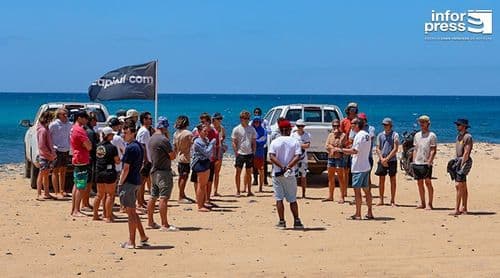 Vinte e quatro concorrentes competem no Mundial de Ponta Preta em surf-foil