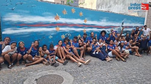 Mundial2026/Ribeira Grande: Comunidade da Ladeira cria mural em homenagem aos Tubarões Azuis