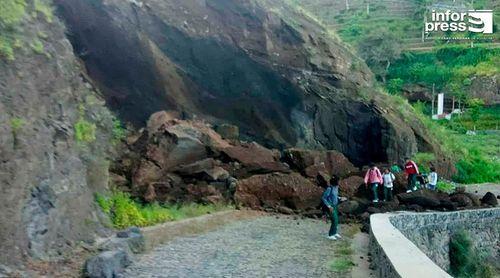 Porto Novo: Localidade de Martiene continua isolada na sequência da derrocada de rocha na estrada
