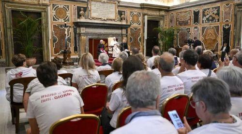 Papa Leão promete continuar legado de Francisco de inclusão de pessoas LGBTQ+