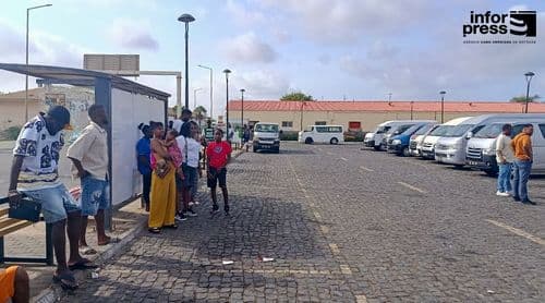 Sal: Paralisação de hiaces no terminal dos Espargos deixa utentes sem alternativa após tentativa de aumento da tarifa