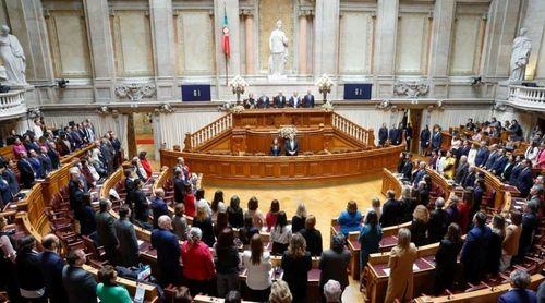 Portugal: Parlamento vota hoje moção de confiança que deve ditar demissão do Governo